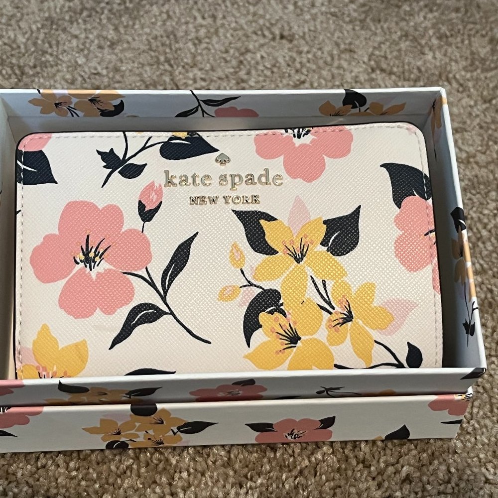 Kate Spade Staci Lily Blooms Medium Compact Bifold Wallet Cream Multi New in Box